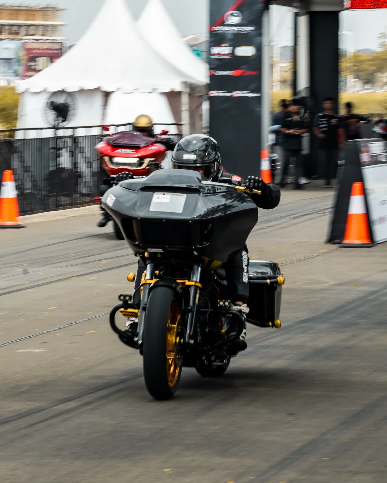 Performance bagger approaching from the front