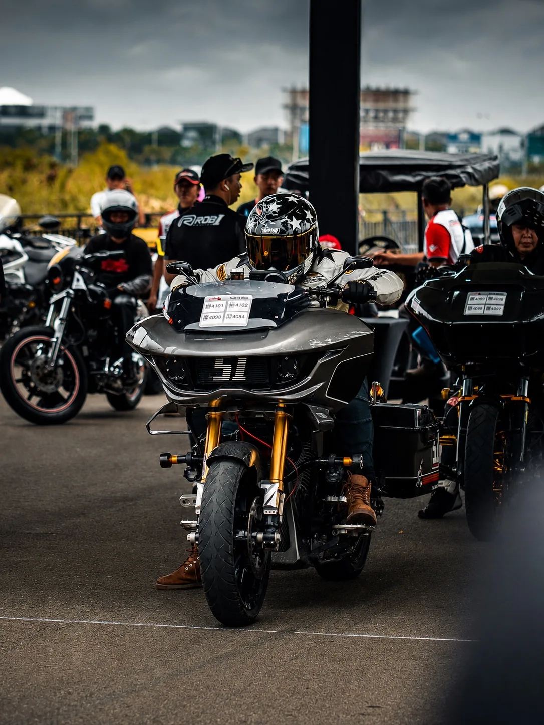 Performance baggers and riders at a starting area